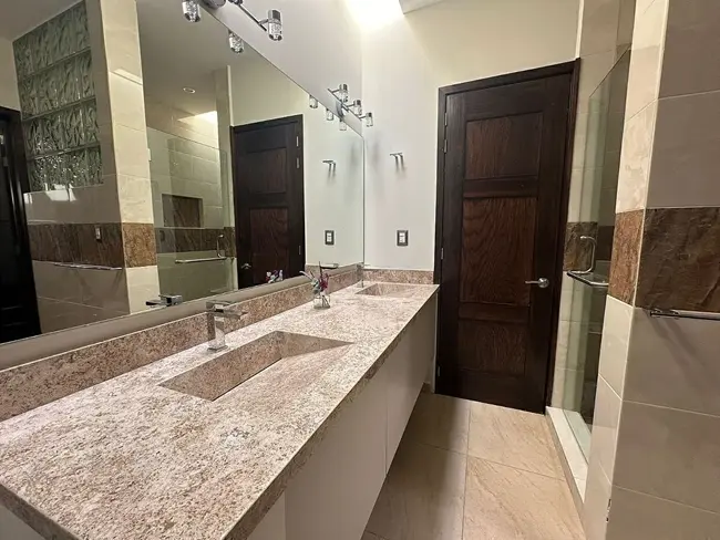 Baño principal con doble lavabo en casa en venta en Querétaro