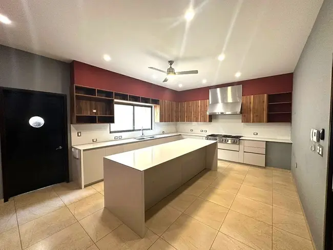 Cocina integral con isla central en casa de lujo en Querétaro