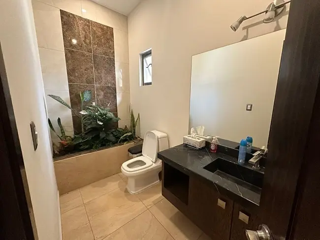 Medio baño moderno en casa de lujo en venta en Querétaro