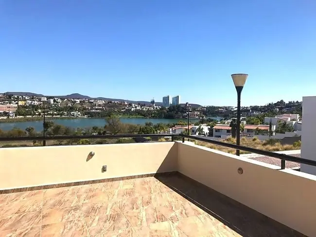 Terraza con vista panorámica al lago en casa en venta en Querétaro