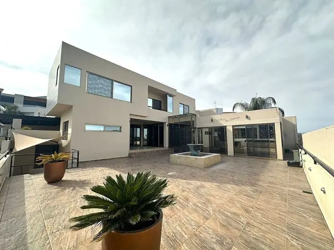 Terraza exterior amplia en residencia en venta en Querétaro