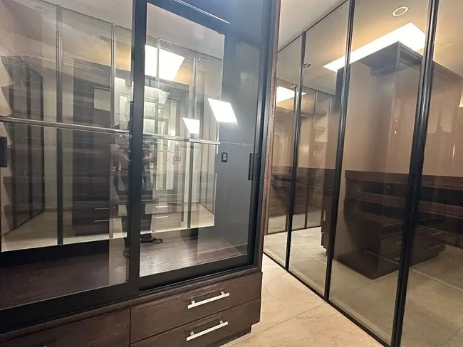 Vestidor amplio con closets de lujo en casa en Querétaro