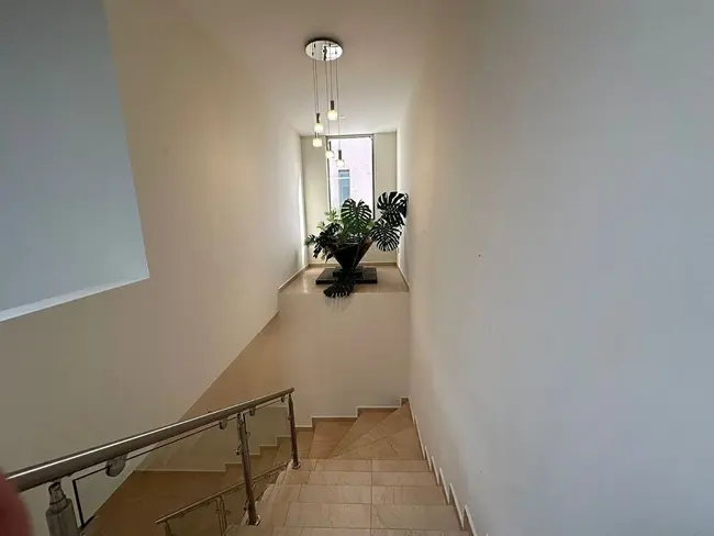 Escaleras modernas con iluminación natural en casa en venta en Querétaro