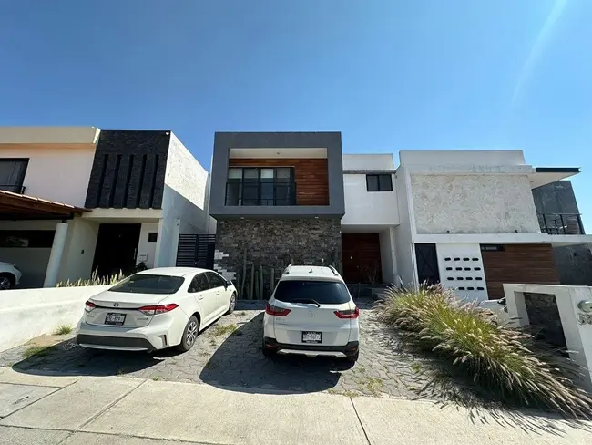 Fachada moderna con cochera en casa en venta en Querétaro