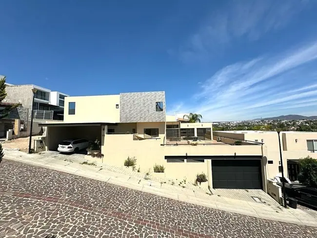Fachada moderna de casa en venta en Querétaro con vista panorámica