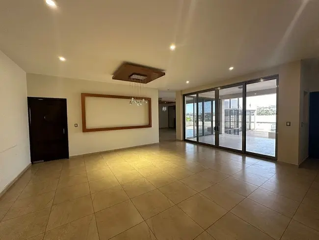 Sala comedor con acceso a terraza en residencia en Querétaro