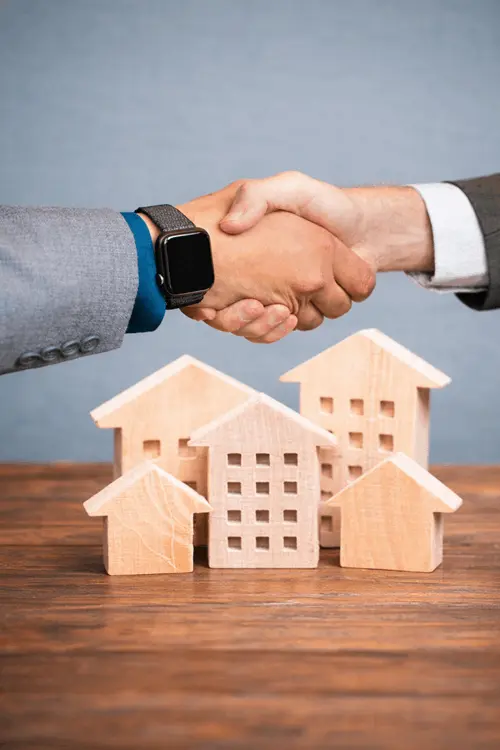 Asesor inmobiliario cerrando trato para casas en venta en Querétaro