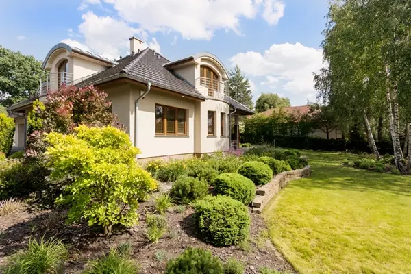 Casa familiar en Queretaro con jardin amplio y area verde privada ideal para vivir en zona residencial