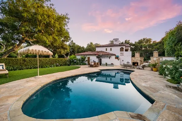 Casa residencial con alberca y jardin amplio en Queretaro durante atardecer ideal para inversion inmobiliaria