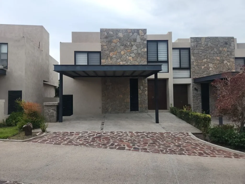 Fachada de casa moderna en Queretaro con cochera techada y diseno contemporaneo en zona residencial