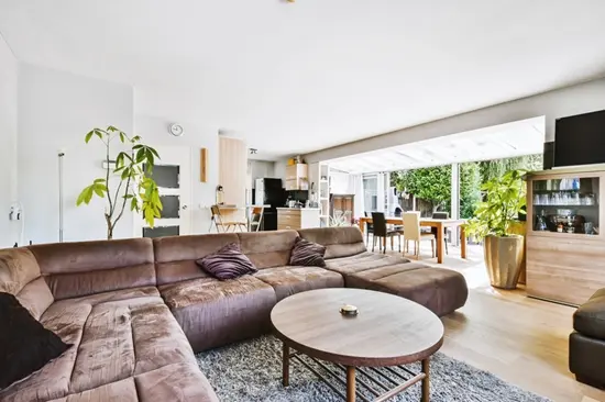 Sala amplia de casa en Queretaro con concepto abierto iluminacion natural y area social integrada