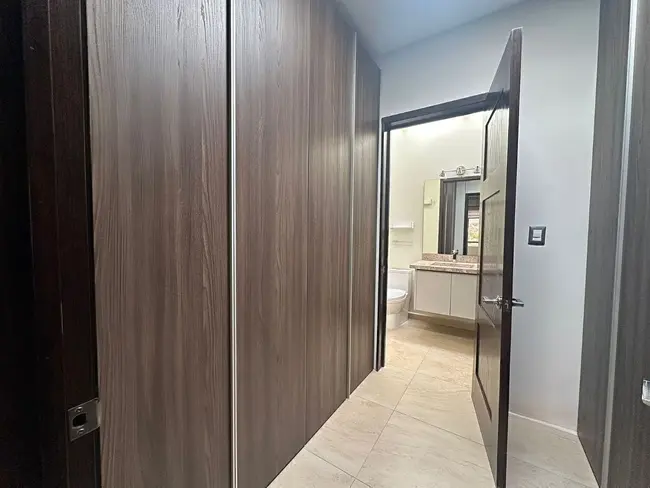 Closets amplios de madera en residencia en venta en Querétaro