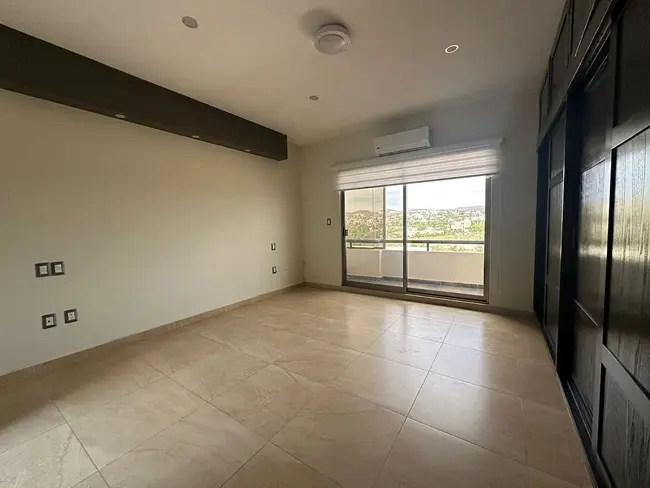 Recámara con balcón y vista panorámica en residencia en Querétaro